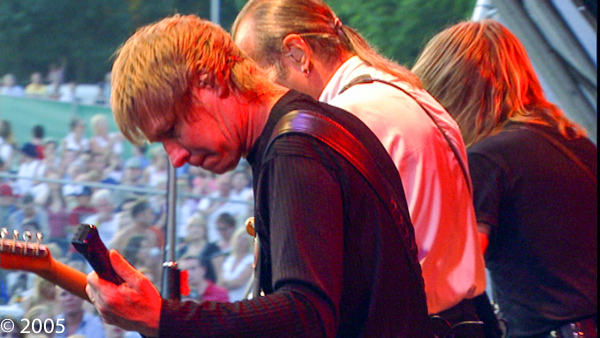 STATUS QUO ROCKING GUILFEST 2005 2B