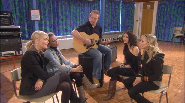 singing with guitar group